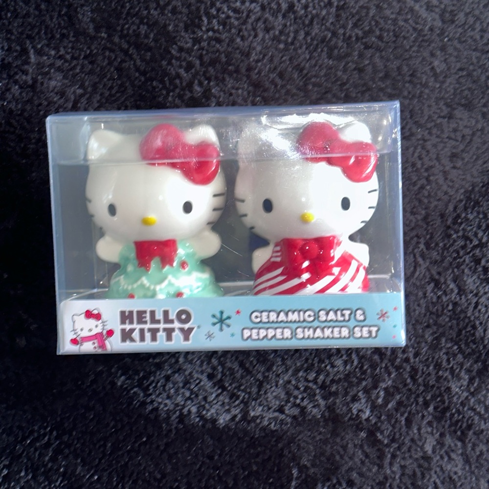 New Hello Kitty Christmas Salt and Pepper Shaker Set